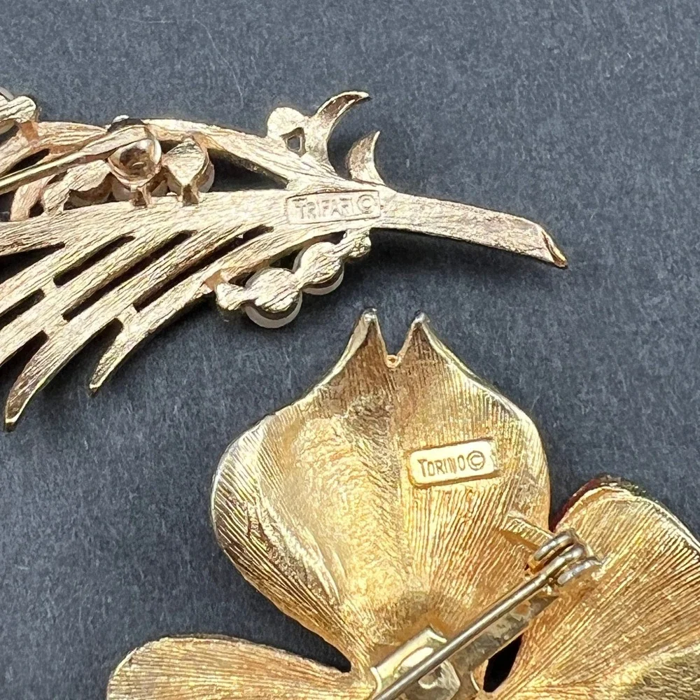Vintage Brooch Lot Gold Tone Feather Leaf Red Shamrock Crown Trifari Torino